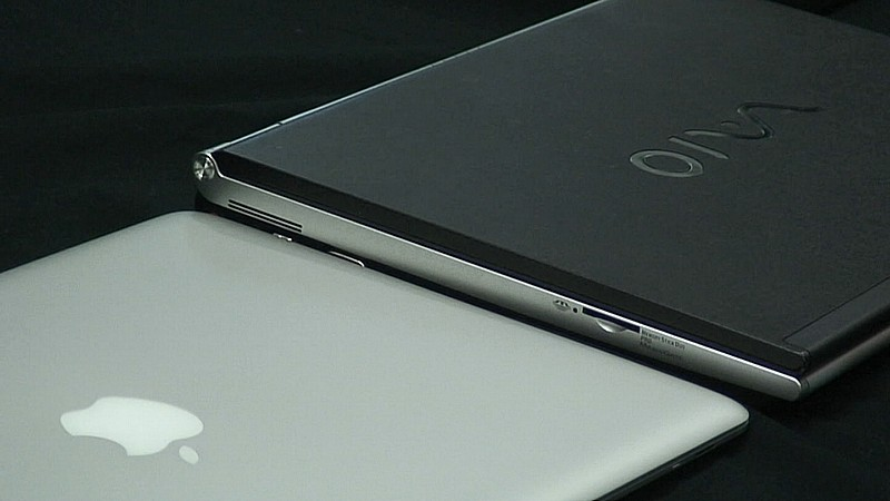 Illustration for article titled MacBook Air Unboxed, Compared to Sony VAIO